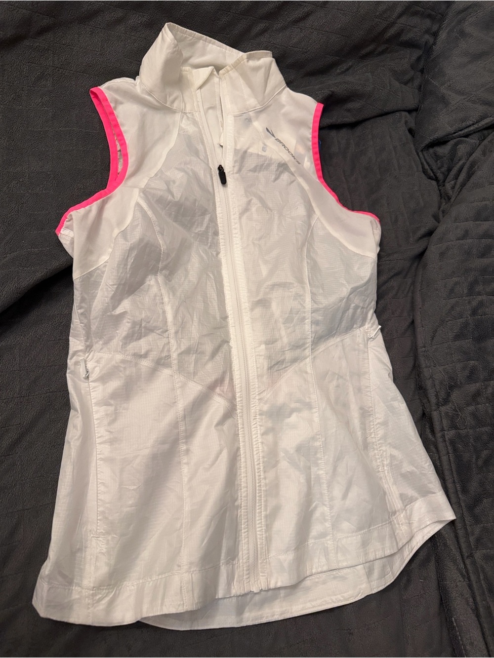 Brooks White Sleeveless Zip-Front LSD lite Vest with Pink Trim